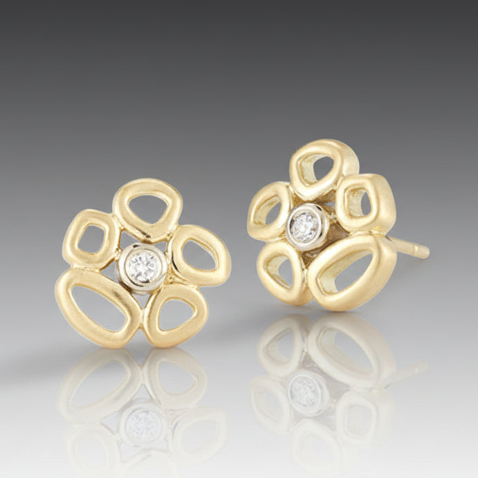 A pair of 18k yellow gold stud earrings with brilliant cut diamonds